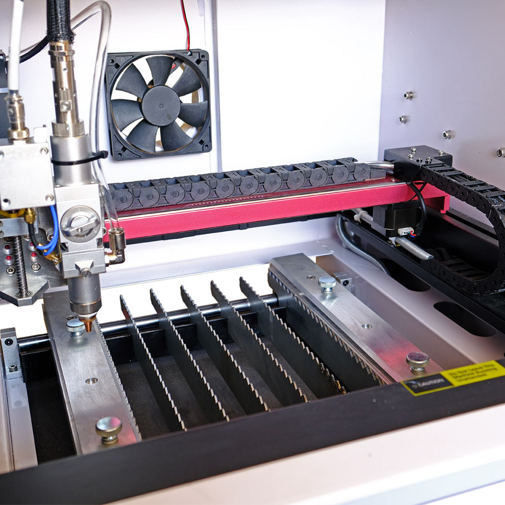 Pracovní stůl s řežoucími lištami 300 na 280 mm řezačky FIBER