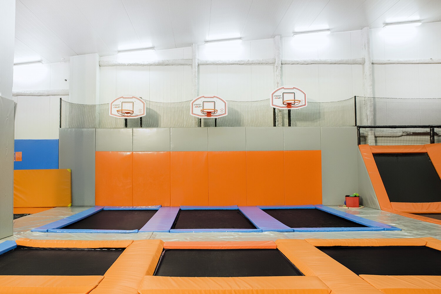 Basketbalová zóna s rozběhovými trampolínami