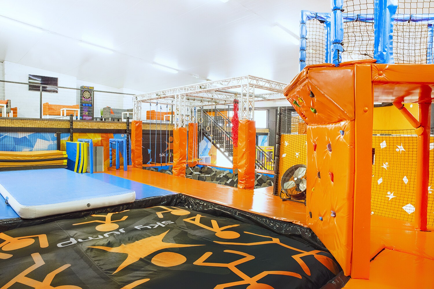 Skokanská věž Jump Tower s nafukovacím airbagem Bag Jump